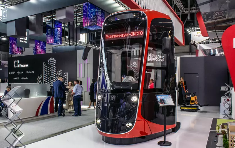 В Екатеринбурге к выставке Иннопром представили новый трехсекционный трамвай 71 233 Синара