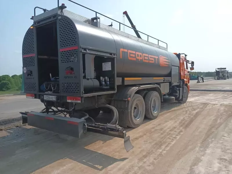 2 для новости «Дорожная техника: В Московской области прошли испытания отечественного автогудронатора»