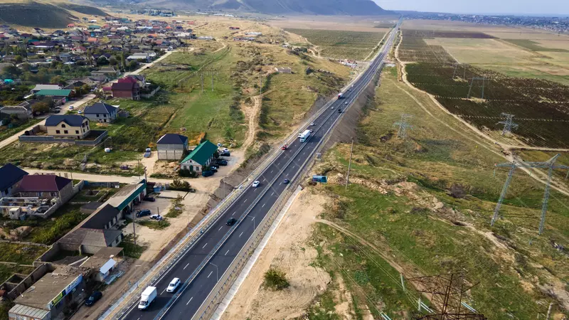 Фото #1 для новости «Дорожное строительство: В Дагестане в четырехполосное исполнение перевели ещё 14 км трассы Р 217 Кавказ»