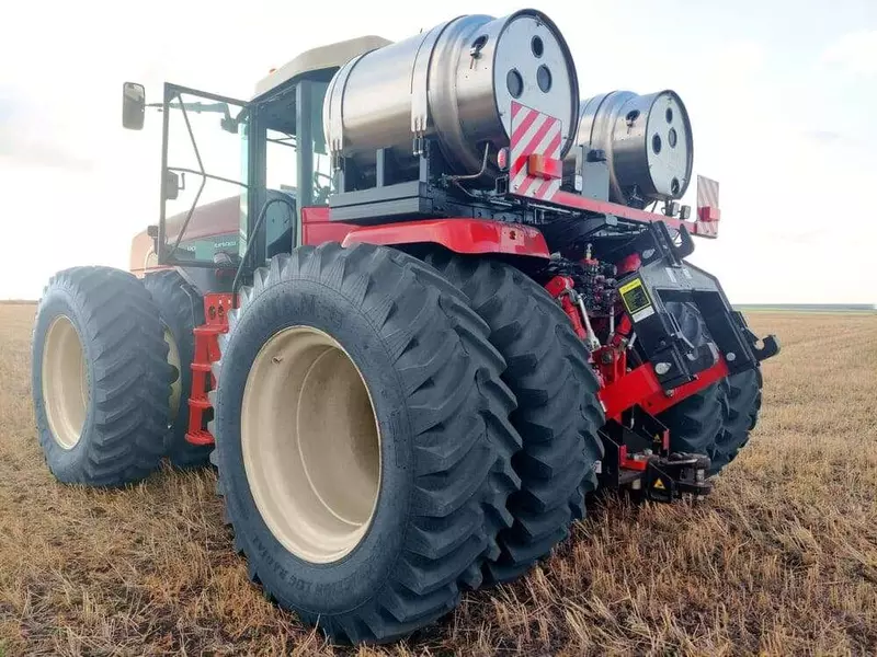 Изображение 2 для новости «Ростсельмаш: Первый высокомощный российский трактор перешел на газ»