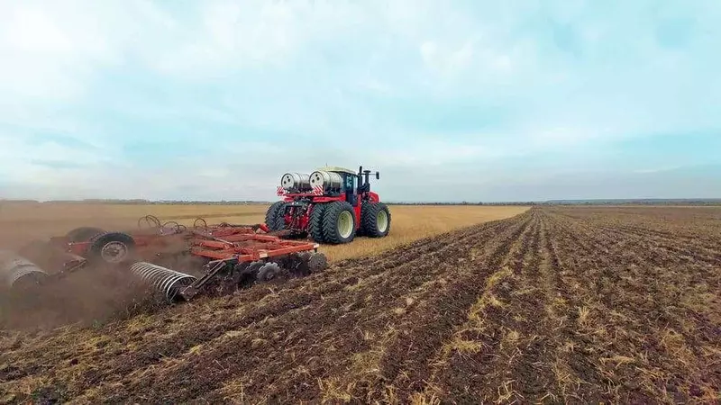 Фото №3 для поста «РариТЭК Холдинг: Первый высокомощный российский трактор перешел на газ»