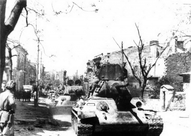 Советские танки входят в Севастополь