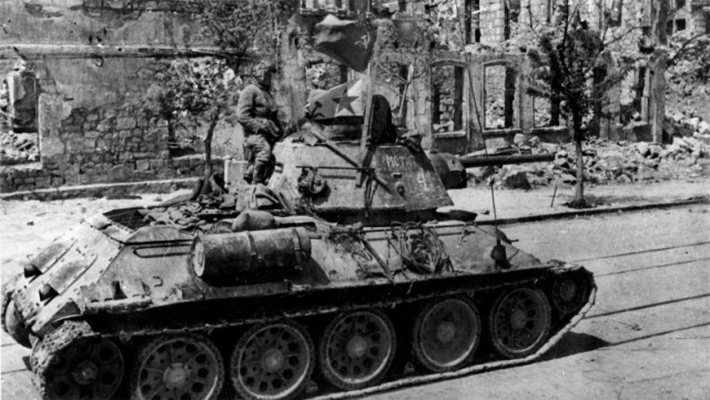 Советские танки входят в Севастополь