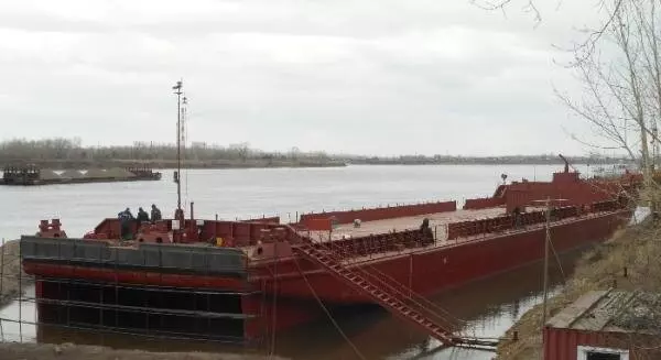 На Енисее спущена на воду баржа площадка проекта 250