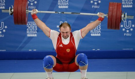 Александр Иванов (Россия) во время соревнований по тяжелой атлетике среди мужчин