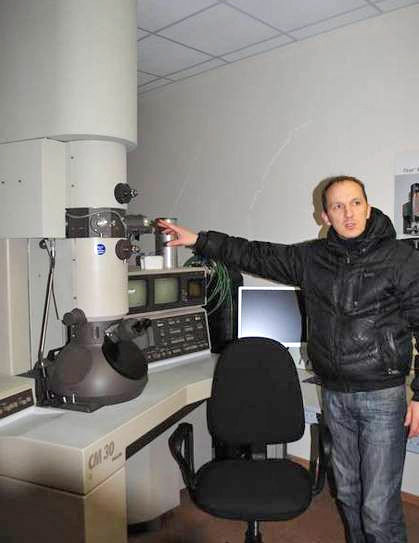 Алексей Барзылович, менеджер по развитию компании «ЭРА», демонстрирует электронный микроскоп, установленный в лаборатории компании в Инновационно-технологическом центре ОЭЗ «Дубна»