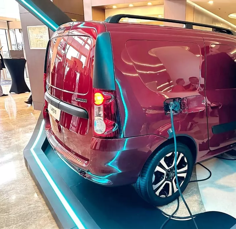 Изображение #3 для «e-Largus: АВТОВАЗ показал прототип электрического фургона»