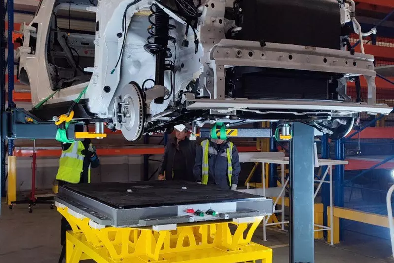 Фото №5 для новости «линия сборки Атома: На заводе Москвич готова линия для Атома»