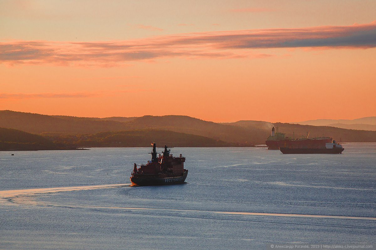 Море в мурманске. Мурманск море. Мурманск море корабль. Кольский залив корабли. Мурманск корабль берег.