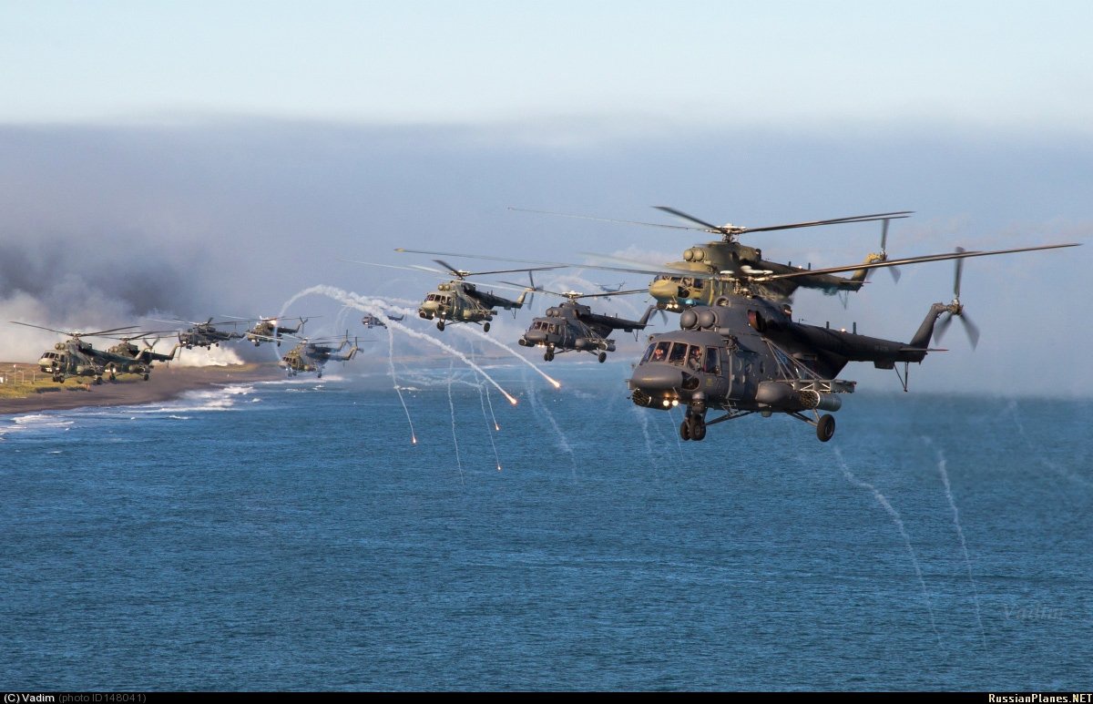 Вертолеты над водохранилищем. Ми-8 АМТШ. Ми 8 ВКС России. Ми 8 десантный. Десантный вертолет ми8.