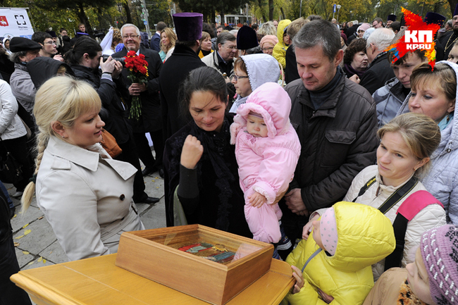 Поклониться святым мощам пришли пермяки с детьми