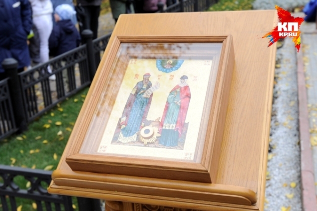 Специально для церемонии открытия скульптуры в Пермь из Москвы привезли икону.
