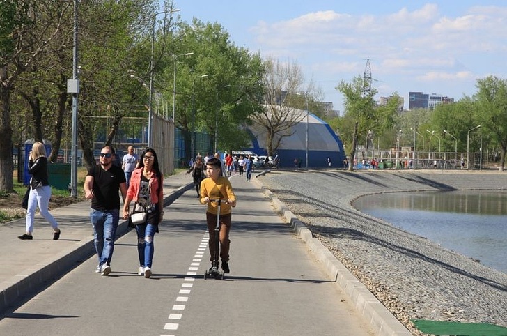 По новой дорожке и ходить, и ездить - одно удовольствие. Фото: Илья БОГОМОЛОВ