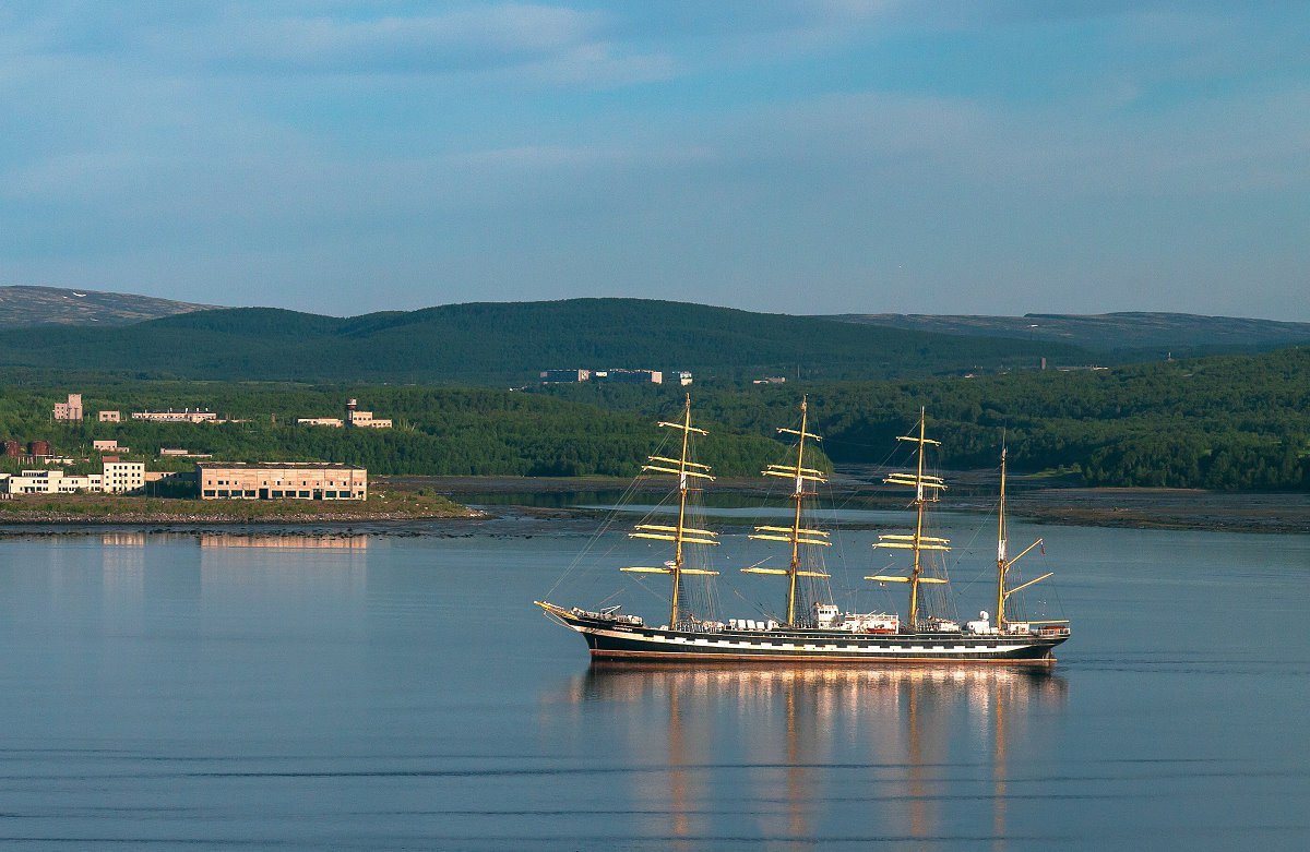 Мурманск море. Мурманск залив парусник. Корабль Мурманск залив. Мурманск море корабль.