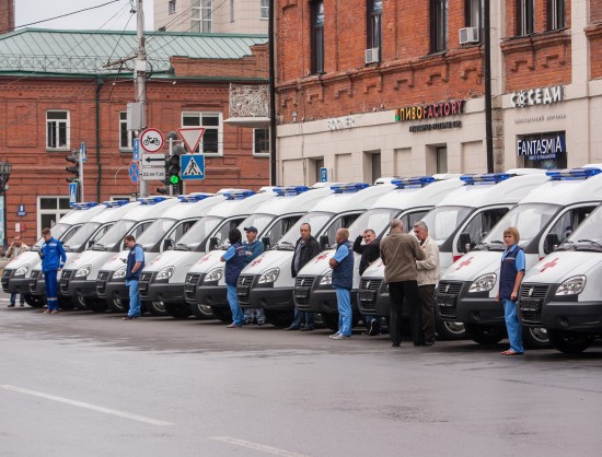 Владимир Городецкий вручил ключи от автомобилей скорой помощи медицинским учреждениям Новосибирской области