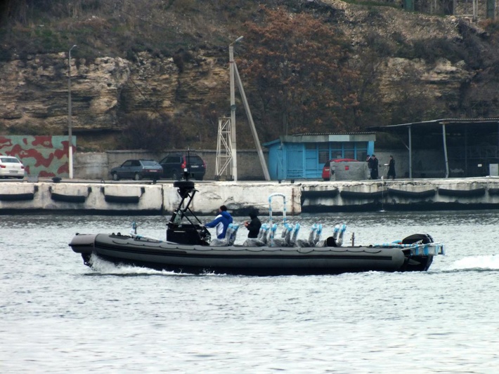 Скоростной десантно-штурмовой катер открытого типа БК-10 во время испытаний в Севастопольской бухте. Ноябрь 2014