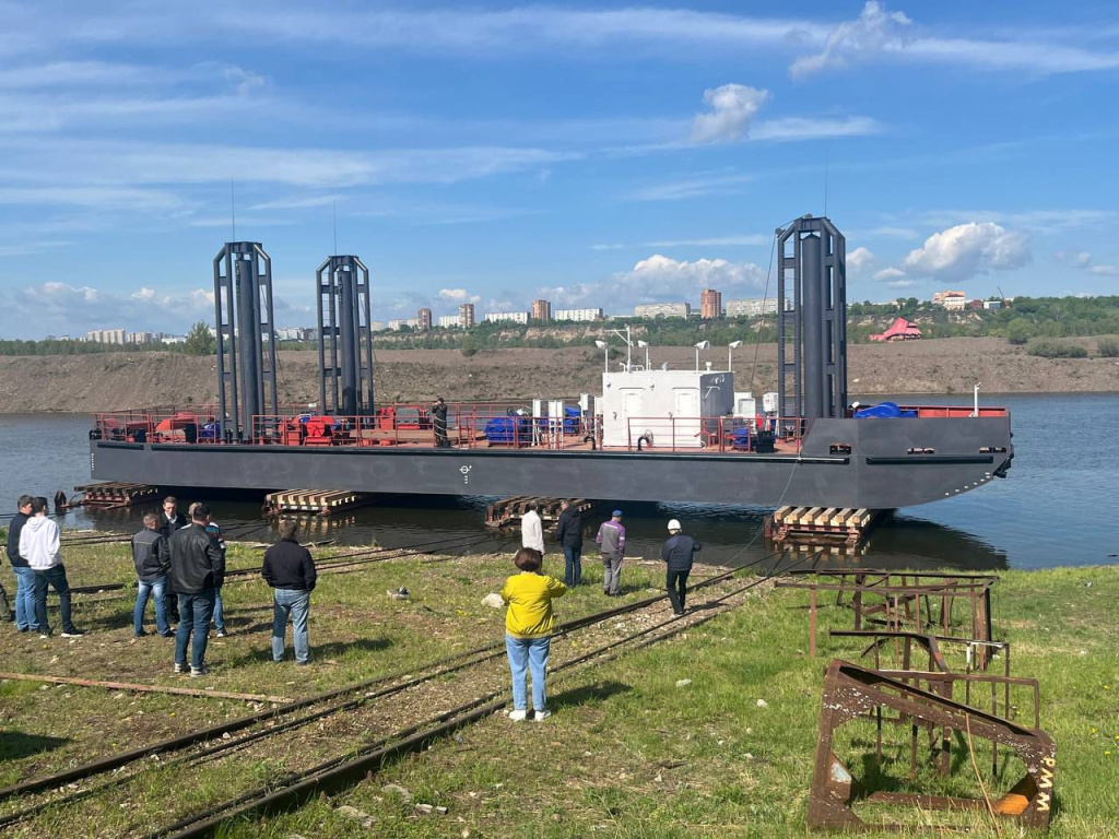 В Красноярске спущен на воду понтон проекта ИБЧ/ПЭ60