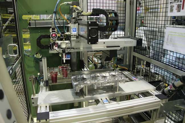 Станция автоматического нанесения герметика на клапанную крышку