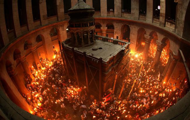 В храме Гроба Господня в Иерусалиме сошел Благодатный огонь