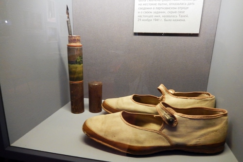 Пенал и летние туфельки замученной гитлеровцами партизанки Зои Космодемьянской