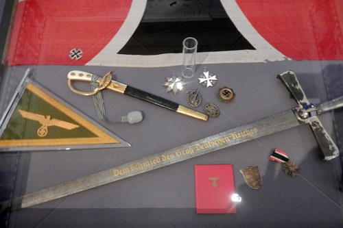 В центре – меч, подаренный Гитлеру германскими профсоюзами