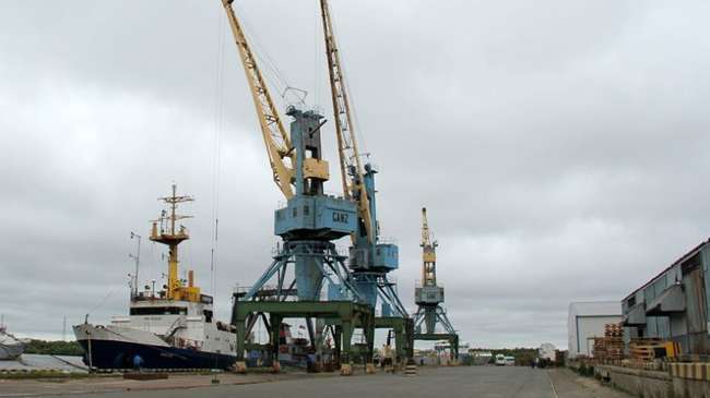 в рыбном порту Архангельского тралфлота разгружается очередное судно