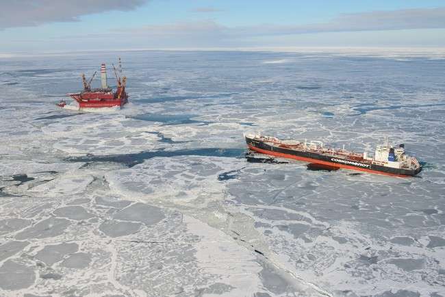 танкер «Михаил Ульянов» прибыл на «Приразломную» для загрузки нефти с платформы
