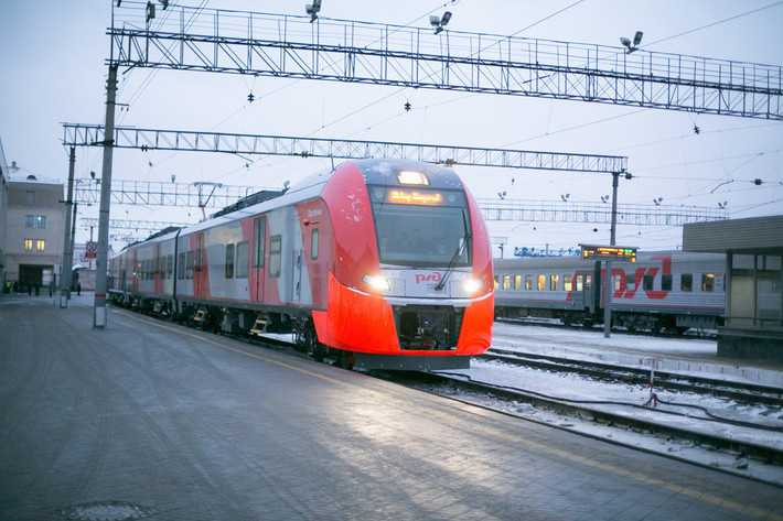 ЭС2Г №004, выпущенная на заводе «Уральские локомотивы», в тестовой поездки от станции Екатеринбург-Пассажирский до Нижнего Тагила