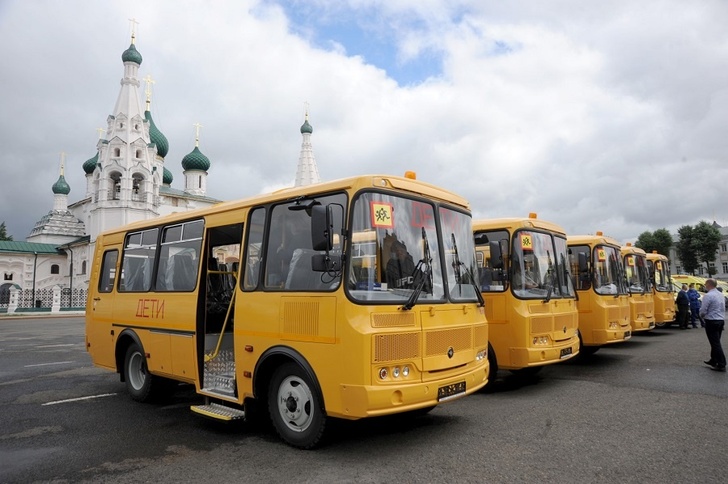 Новые машины скорой помощи и школьные автобусы сегодня переданы учреждениям области