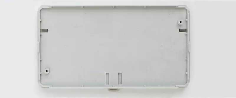 В основании корпуса предусмотрены две втулки для крепления печатной платы