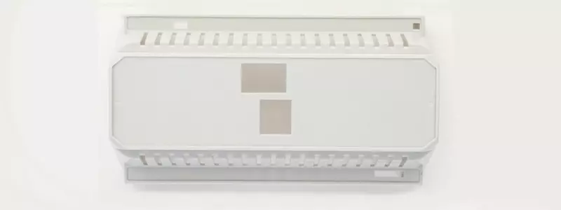 С отверстиями для двух интерфейсных разъемов