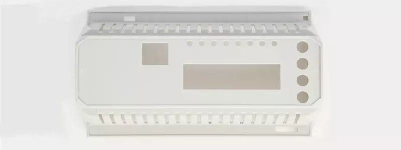 С отверстиями под один интерфейсный разъем и элементы пульта управления (содержит дисплей, 4 кнопки, 8 светодиодов)