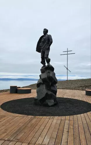 В чукотском Певеке открыли памятник геологу и писателю Олегу Куваеву