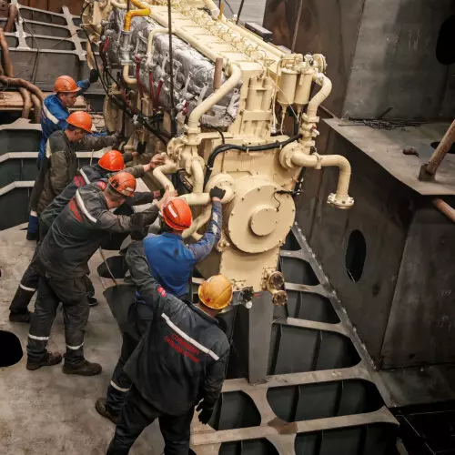 ЮЦСС погрузила два главных двигателя на контейнеровоз проекта 00108