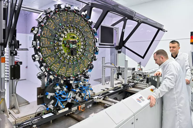 Иллюстрация №1 для новости «Новые заводы и цеха: В Москве открыли первую в России линию по корпусированию микросхем для карт Тройка»
