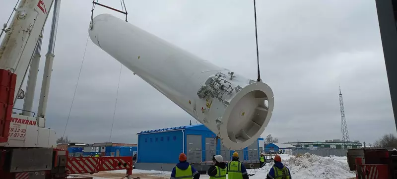 На строящемся заводе спутников в Московской области идет установка оборудования