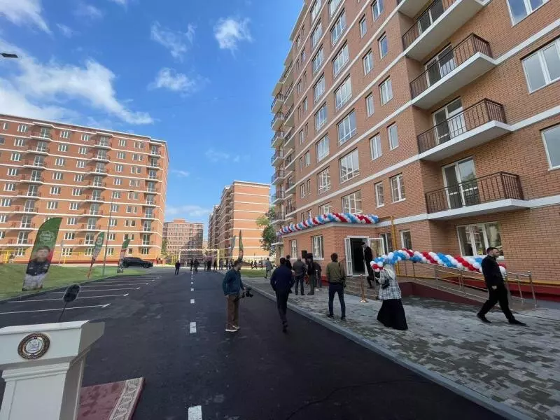 В Грозном ввели в строй комплекс из 18 многоквартирных домов
