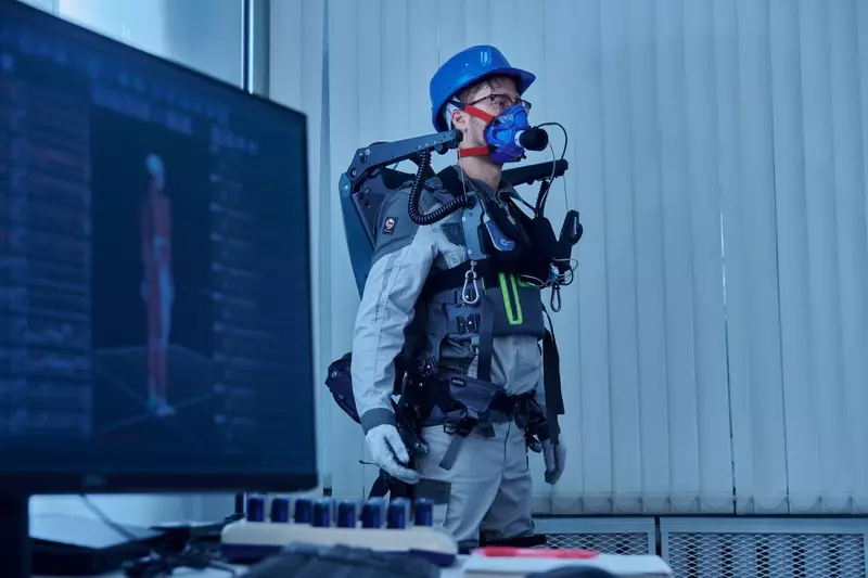 Картинка #1 для статьи «Производство: Роснано запустила серийное производство самых мощных экзоскелетов со встроенной лебедкой»