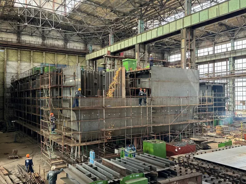 Изображение #1 для публикации «Фотофакты: Строительство плавучего дока проекта 24012 на площадках Южного центра судостроения»