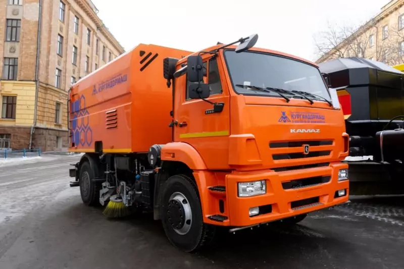 ЮУрГУ разработали многоцелевую уборочную машину совместно с Курганским заводом дорожных машин