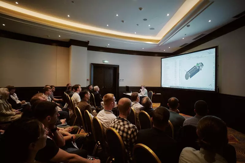 Нина Гордеева выступает с докладом по T-FLEX Технология