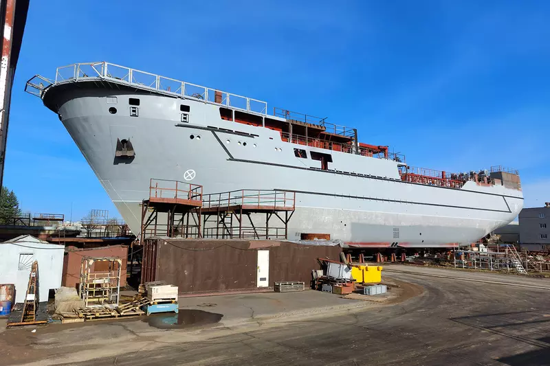 На ССЗ Вымпел выведен из эллинга морской транспорт вооружения Владимир Пялов проекта 20360М