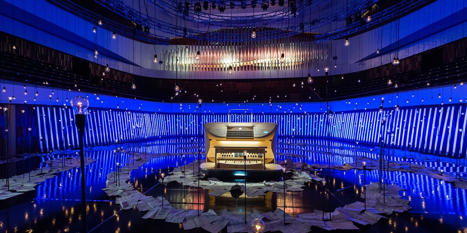 Какие есть концертные залы. Московский концертный зал Зарядье. Зарядье концертный зал орган. Концертный зал Зарядье зал. Большой концертный орган зала Зарядье.