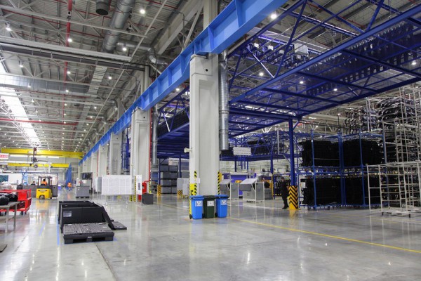 «Недавно открывшийся корпус ЗАО «Магна Автомотив Рус» освещают ...