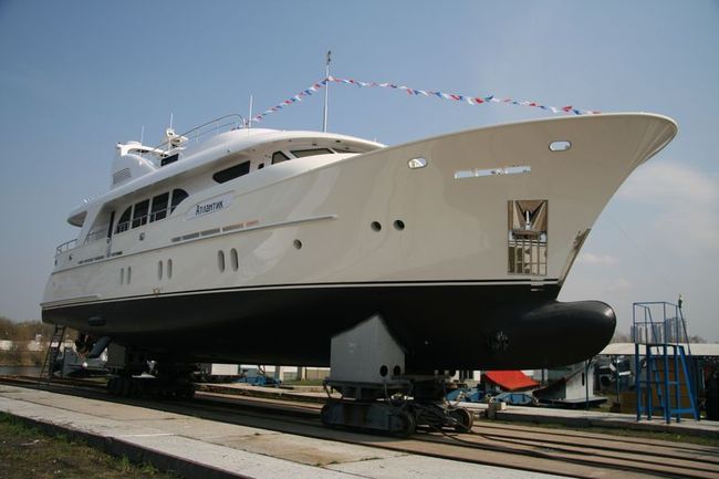 яхта "Атлантик" спущена на воду в апреле 2011 г.
