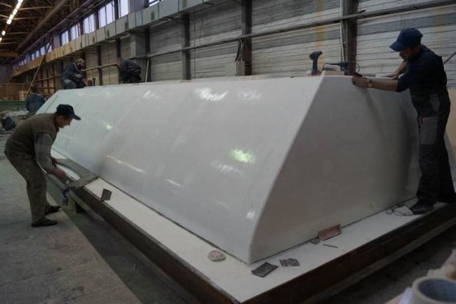 Опытный образец крыши вагона-хоппера из стеклопластика, изготовленный в «АпАТэК-Дубна»