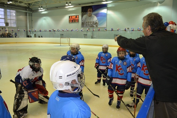 Тренер детской хоккейной команды объясняет задание