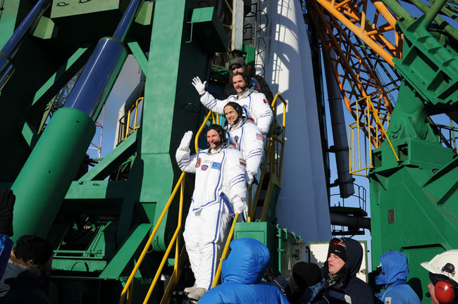 Экипаж Союза перед стартом. Фото РКК "Энергия"