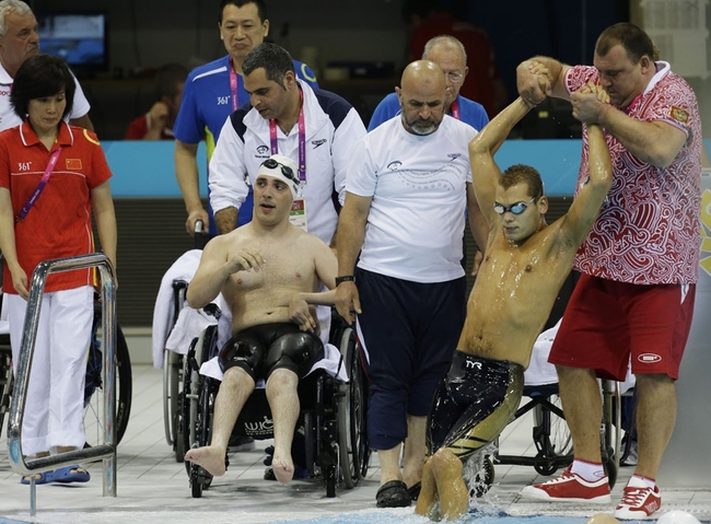 На Паралимпийских играх в Лондоне пловец Дмитрий Кокарев из Нижнего Новгорода (на снимке он справа, ему помогают выбраться из воды) получил три медали — две серебряные и одну бронзовую