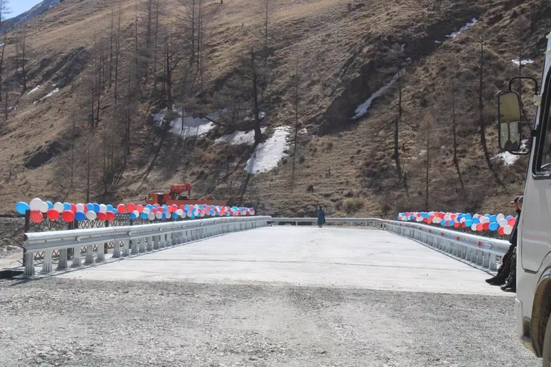 Картинка #2 для статьи «Тува: В отдаленном Монгун Тайгинском районе Тувы открыли новый мост через горную реку»